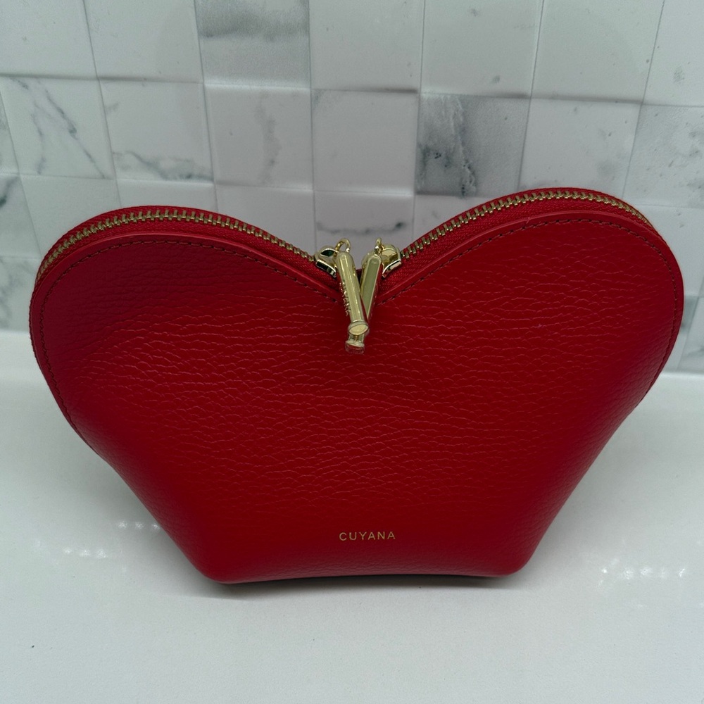 Cuyana Heart Clutch